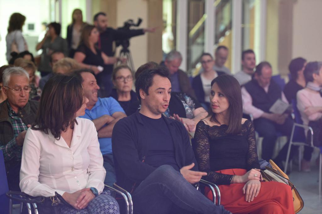 Más de un centenar de personas asisten al lance de armas de los